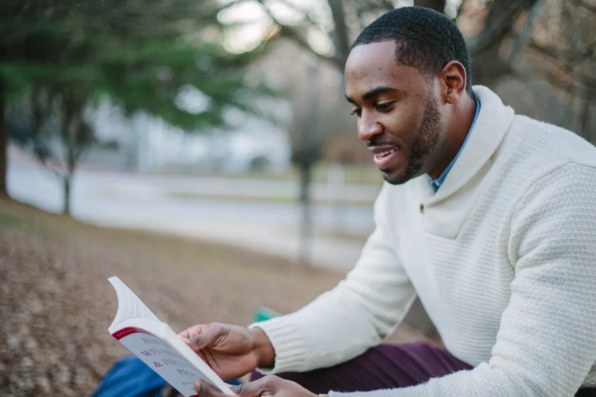 Entrepreneur relisant ses notes pour affiner le concept de son application