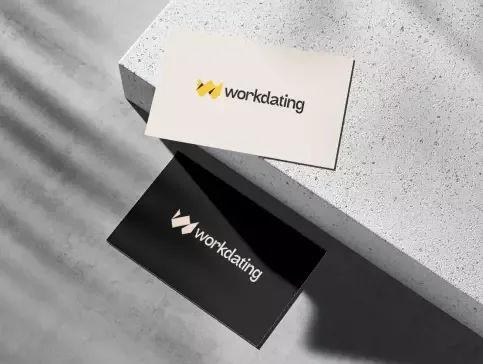 Identité Workdating : deux cartes de visite, claire et noire, portant le logo, posées sur un bloc de béton